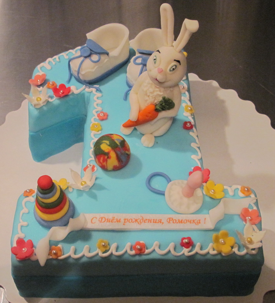 Торт 1 годик в виде единицы  голубой с мишкой из мастики